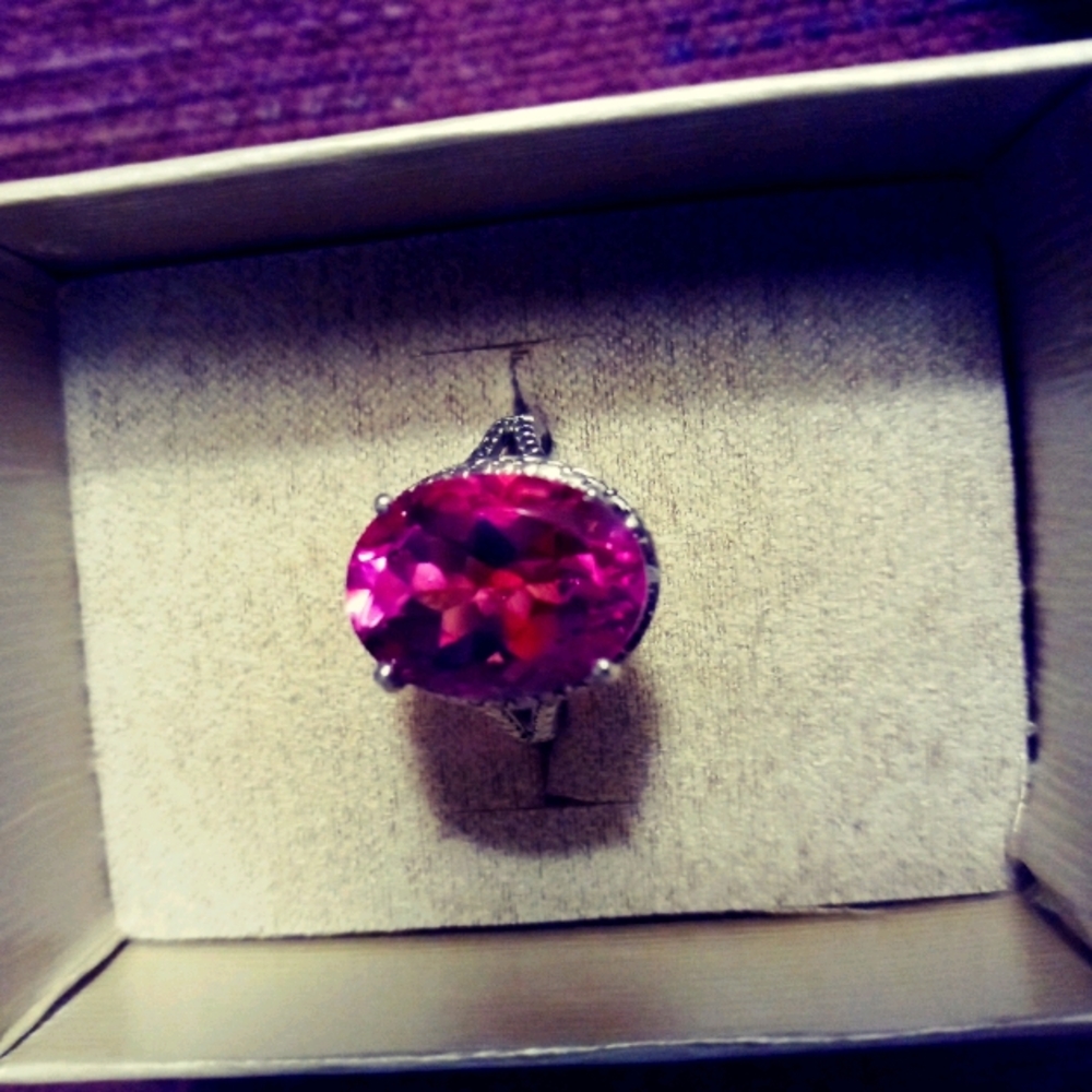 Bella Luce 5 karat. Deep Pink Raspberry Sapphire